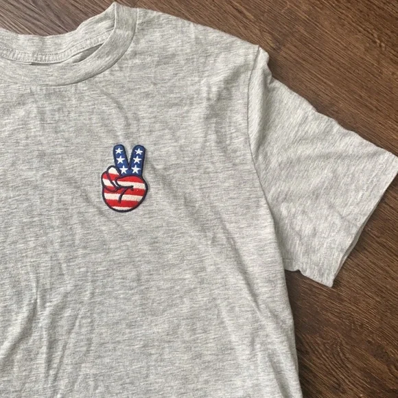 Aeropostale 80’s boxy cropped tee with peace sign patch size small - Picture 3 of 4